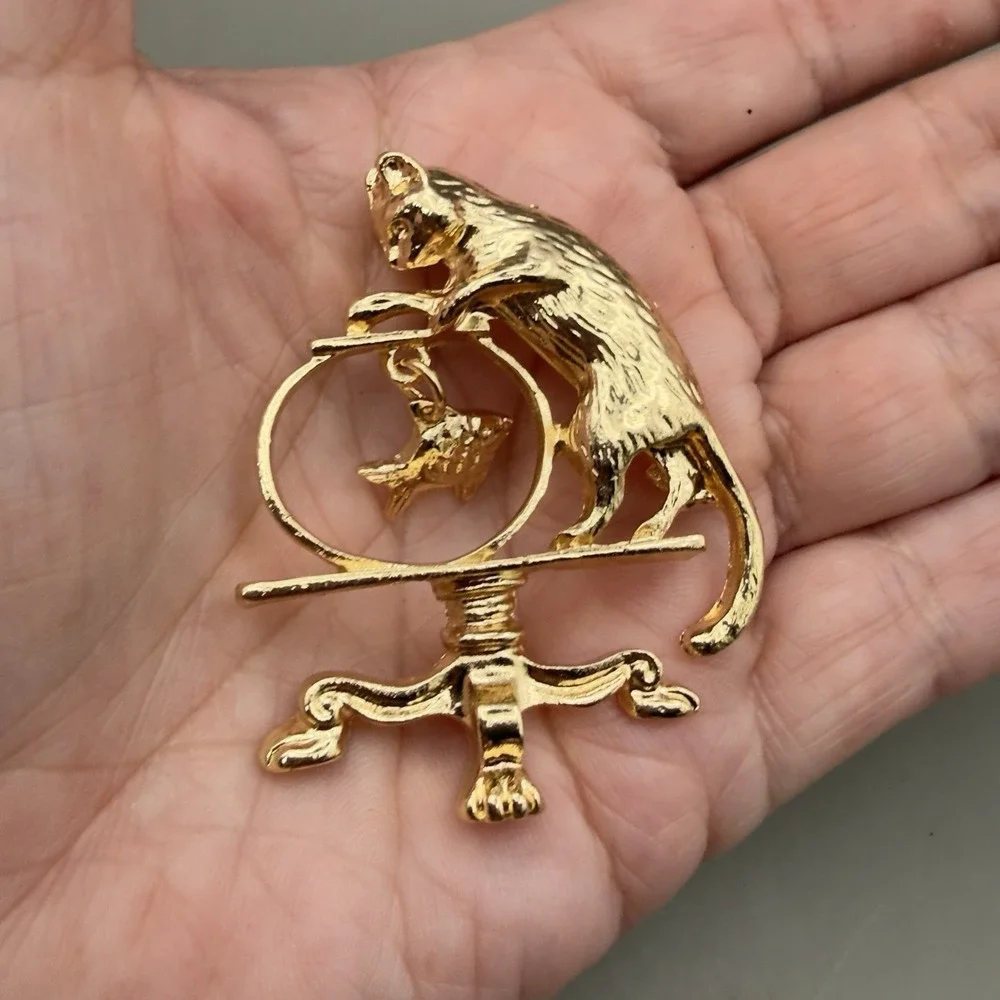 Gold Tone Cat Fish Bowl Brooch Pin Unsigned Figural Fashion Jewelry Kitty